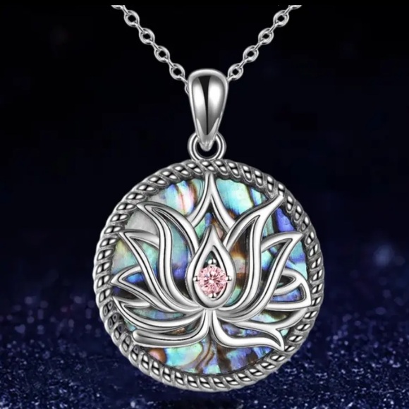 Jewelry - ❤️SALE❤️ - NWOT - Pretty Lotus Flower/Abalone Shell Pendant